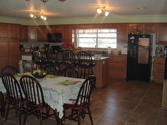 3rd image of 307 W Avenue F