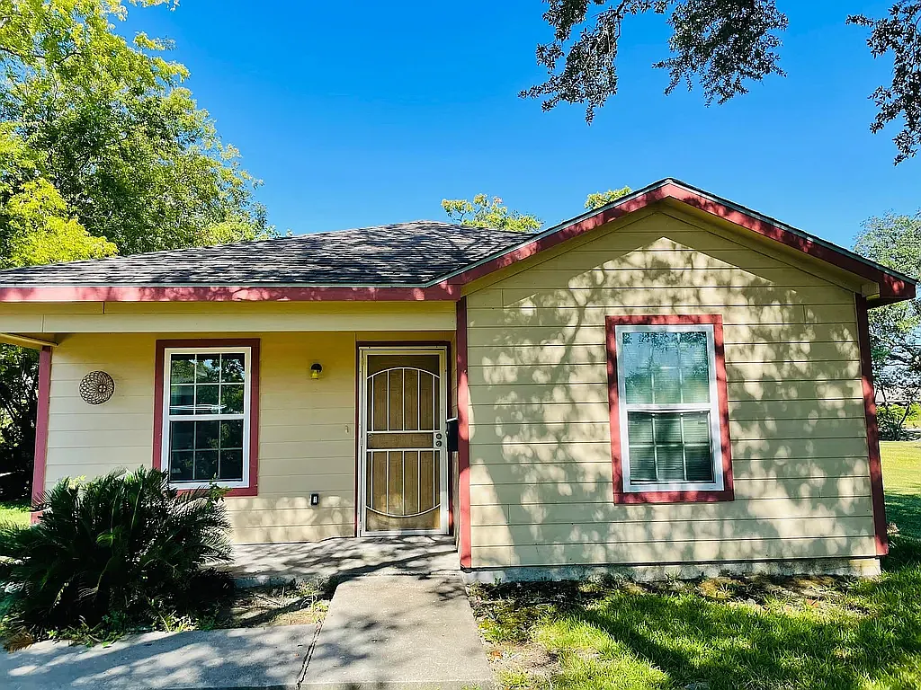 3 bed, 826 sqft, $1,450 — Photo 1