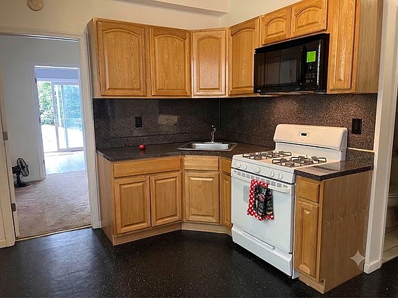 2nd image of 1427 Merry Ave #1