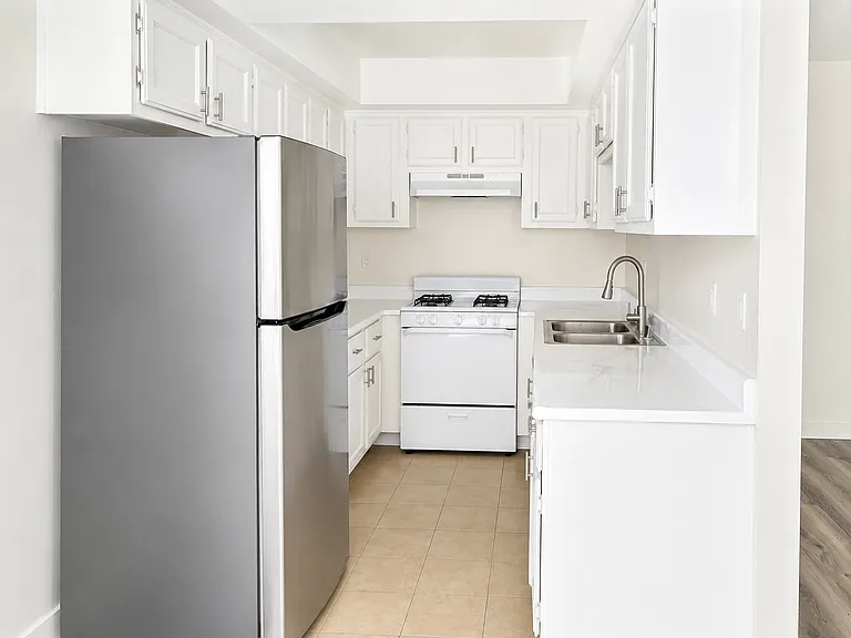 15020 Burbank Blvd — Photo 9