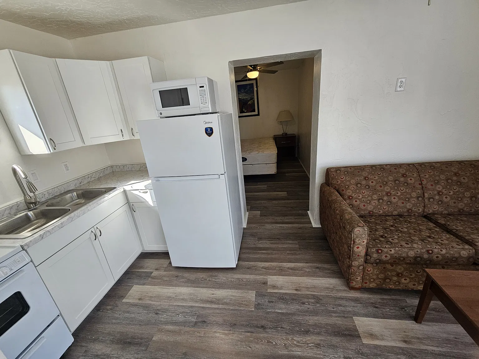 Studio, $1,000 — Photo 2