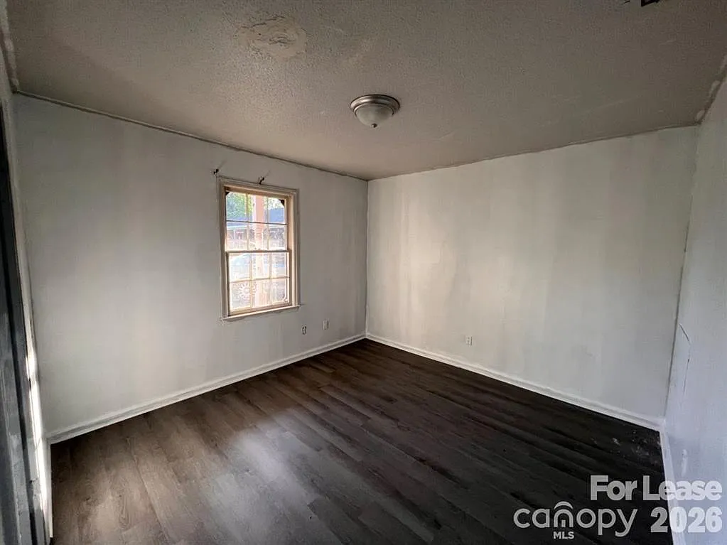 2 bed, 1.0 bath, 800 sqft, $800 — Photo 3