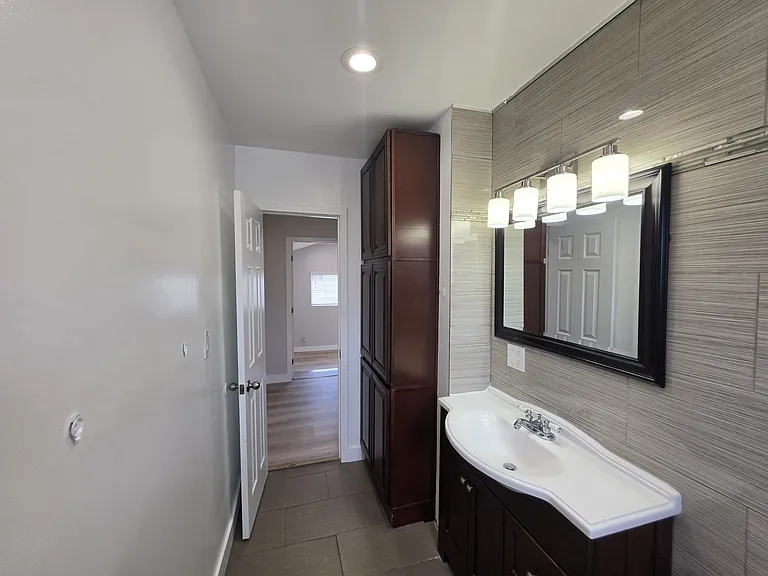 10303 Arminta St — Photo 25