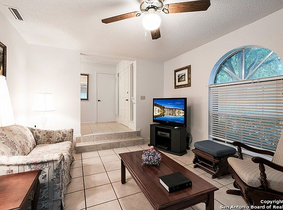 3rd image of 923 Patricia Dr