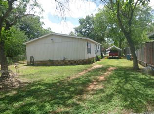 1121 Plum St, Floresville, TX 78114