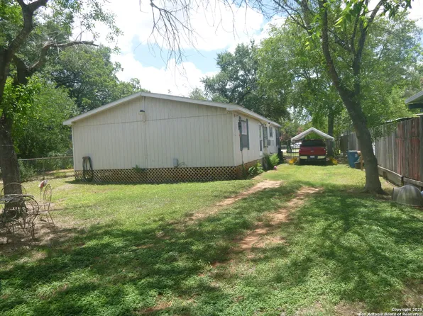 1121 Plum, Floresville, TX 78114