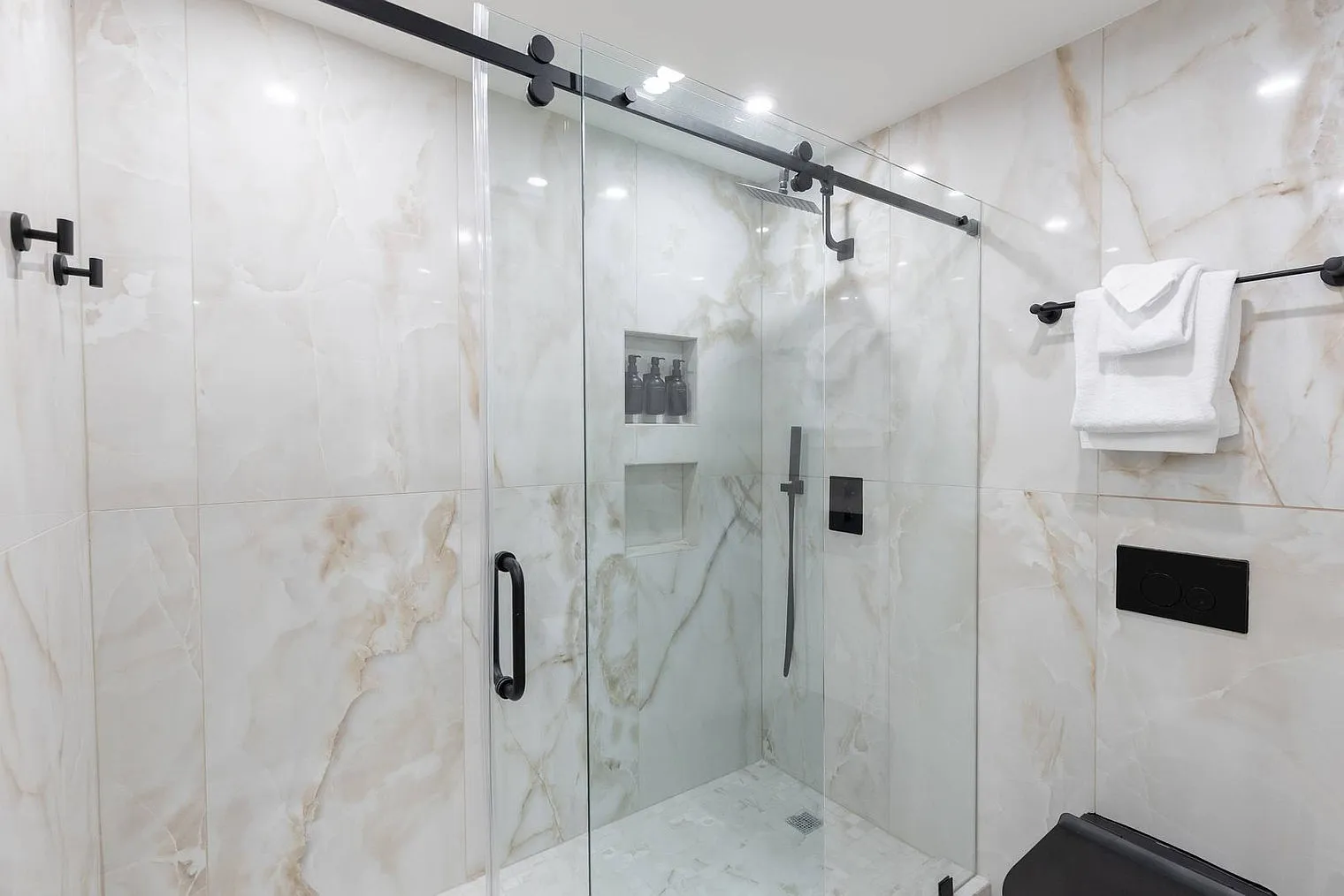 1 bed, 1.0 bath, $5,514 — Photo 3