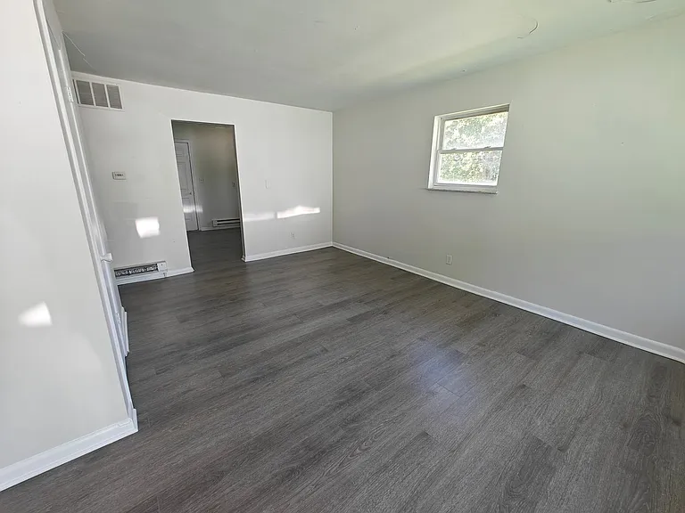647 W Franklin St — Photo 1