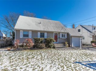 1749 Gildersleeve St, Merrick, NY 11566