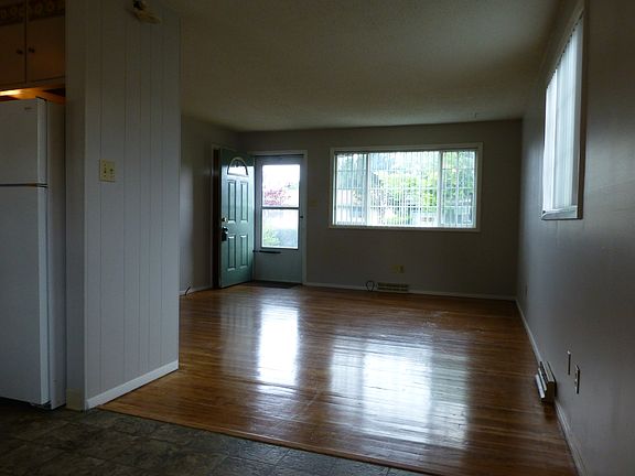 3rd image of 912 Reynolds St