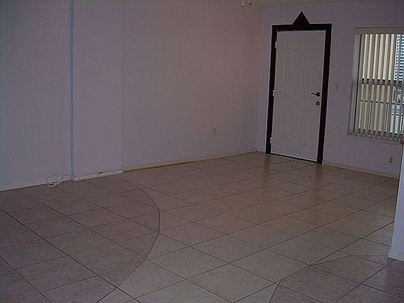 4th image of 240 Collins Ave APT 4D