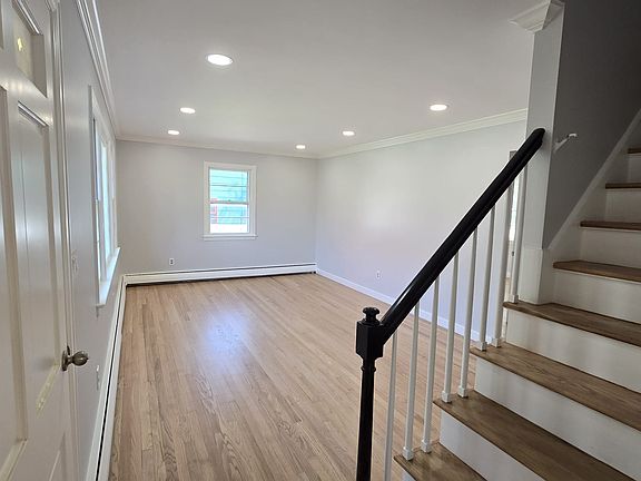 3rd image of 1384 Huntington Rd
