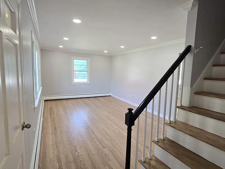 1384 Huntington Rd — Photo 3