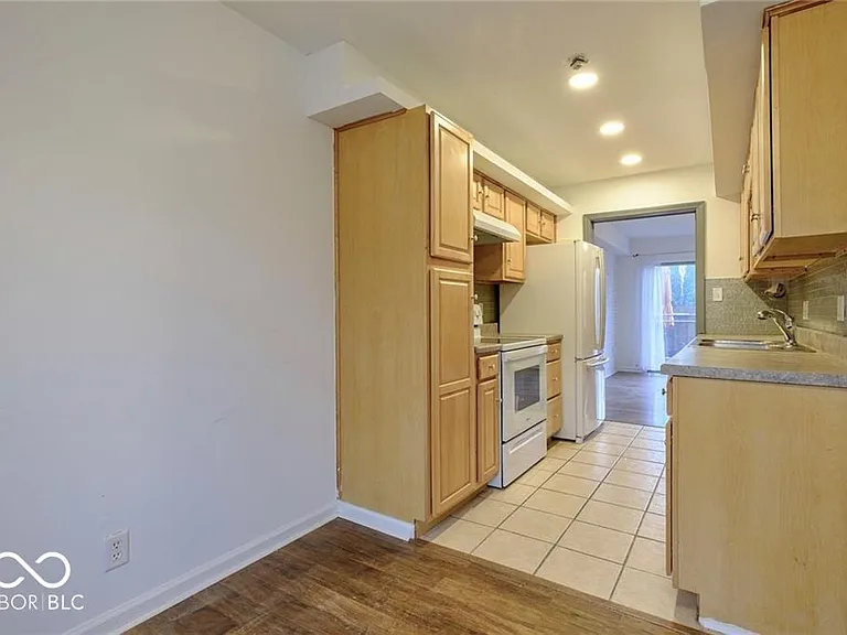8527 Canterbury Sq E — Photo 5