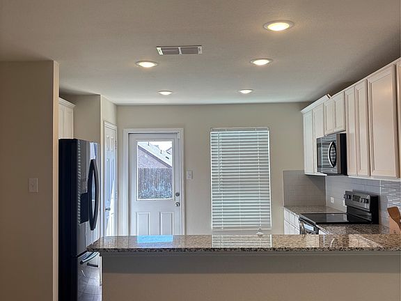 5th image of 1103 Castroville Dr