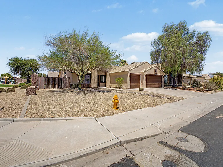 15652 W Durango St — Photo 3