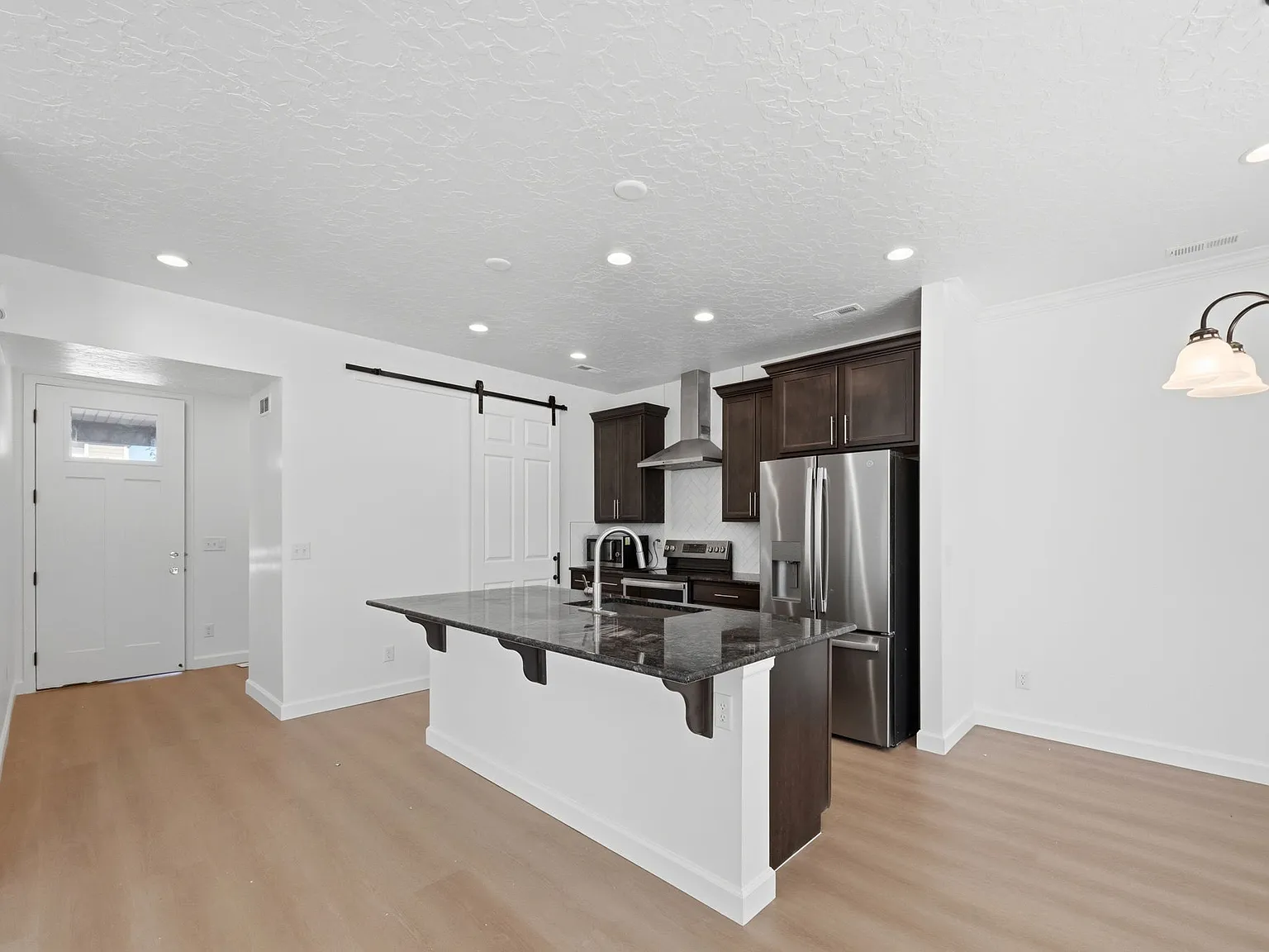 3 bed, 2.5 bath, 1831 sqft, $2,250 — Photo 2
