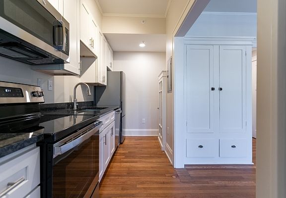 4th image of 215 E Chestnut St #203