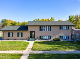 2317 W Springbrook Ct, Grand Forks, ND 58201