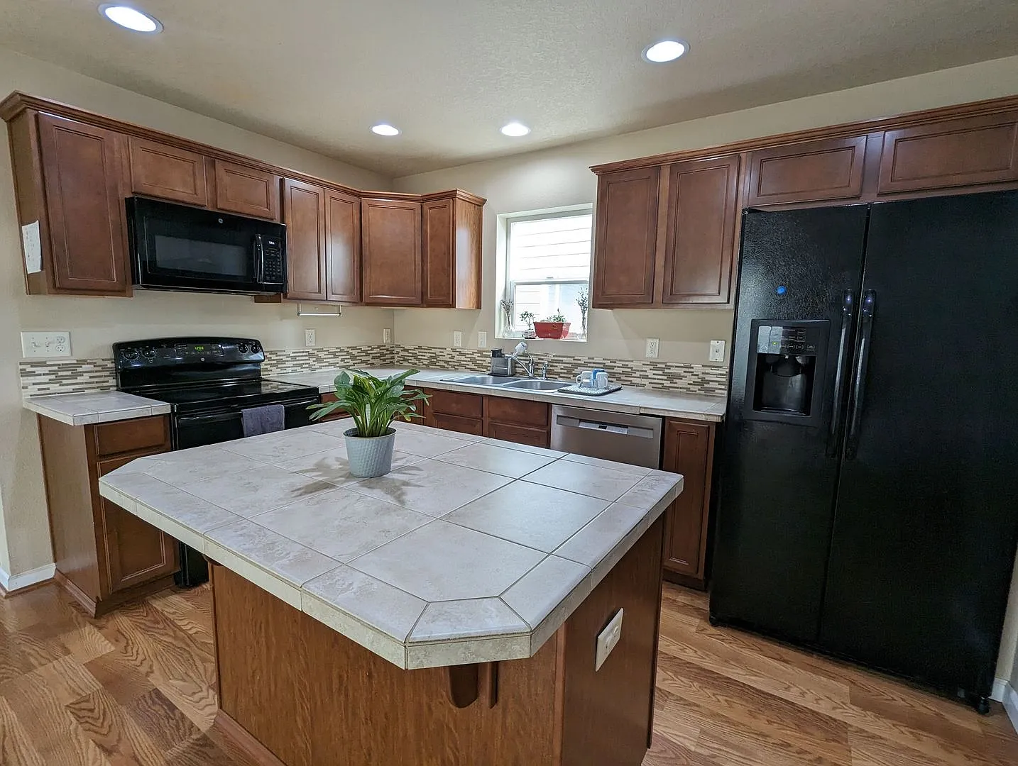 Charming 3-Bedroom Beaverton Home with Attached Garage! — Photo 3