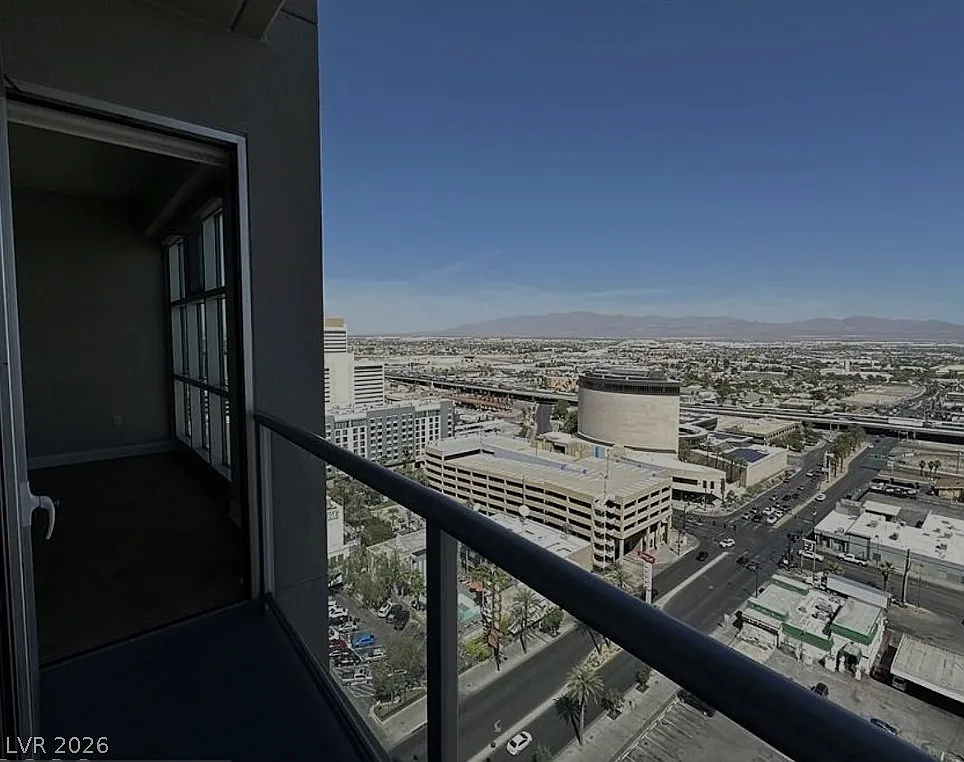 1 bed, 1.5 bath, 817 sqft, $2,175 — Photo 3