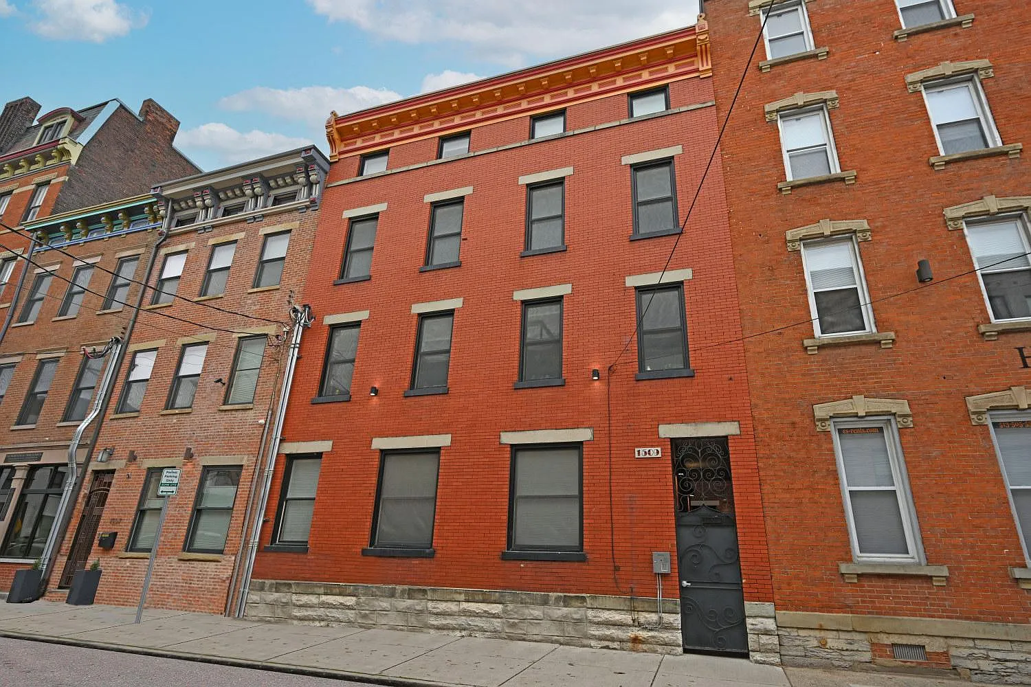 1 bed, 1.5 bath, 715 sqft, $1,600 — Photo 1