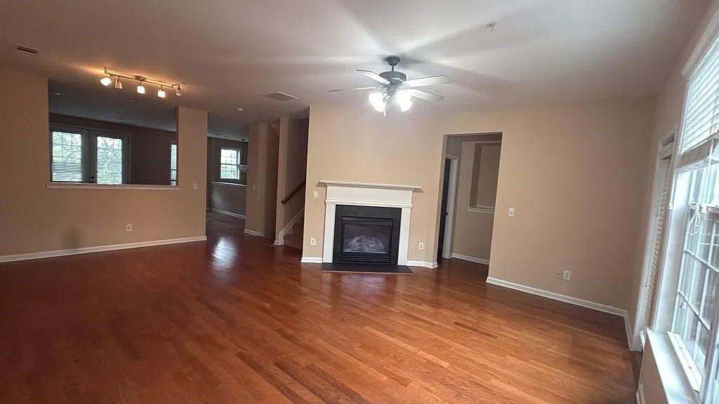 4 bed, 3.5 bath, 2448 sqft, $3,000 — Photo 3