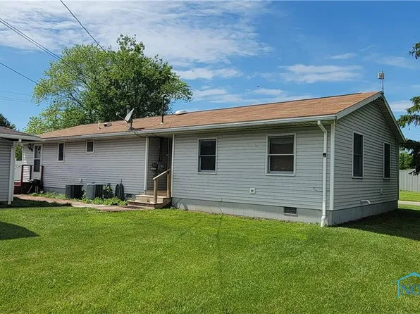 5425 E Treasure Ln, Port Clinton, OH 43452