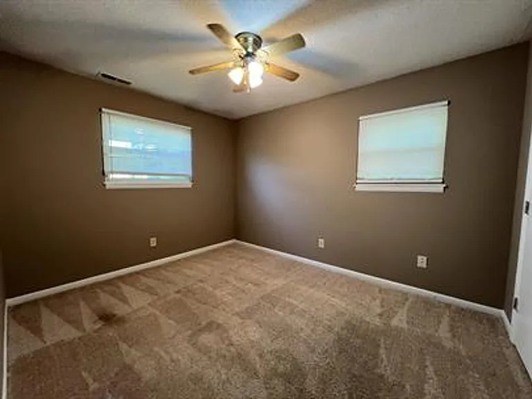504 Holly Ct — Photo 11