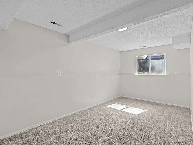 580 Upton Dr — Photo 17