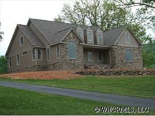 1st image of 220 Hawthorn Dr