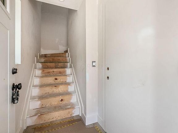 2nd image of 1092 Gustavus Ln