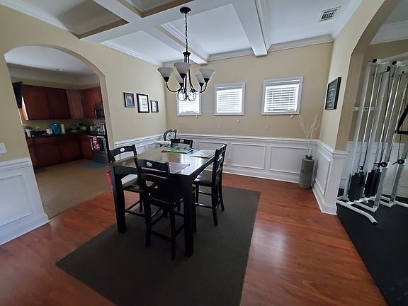 5th image of 140 NE Canterbury Dr