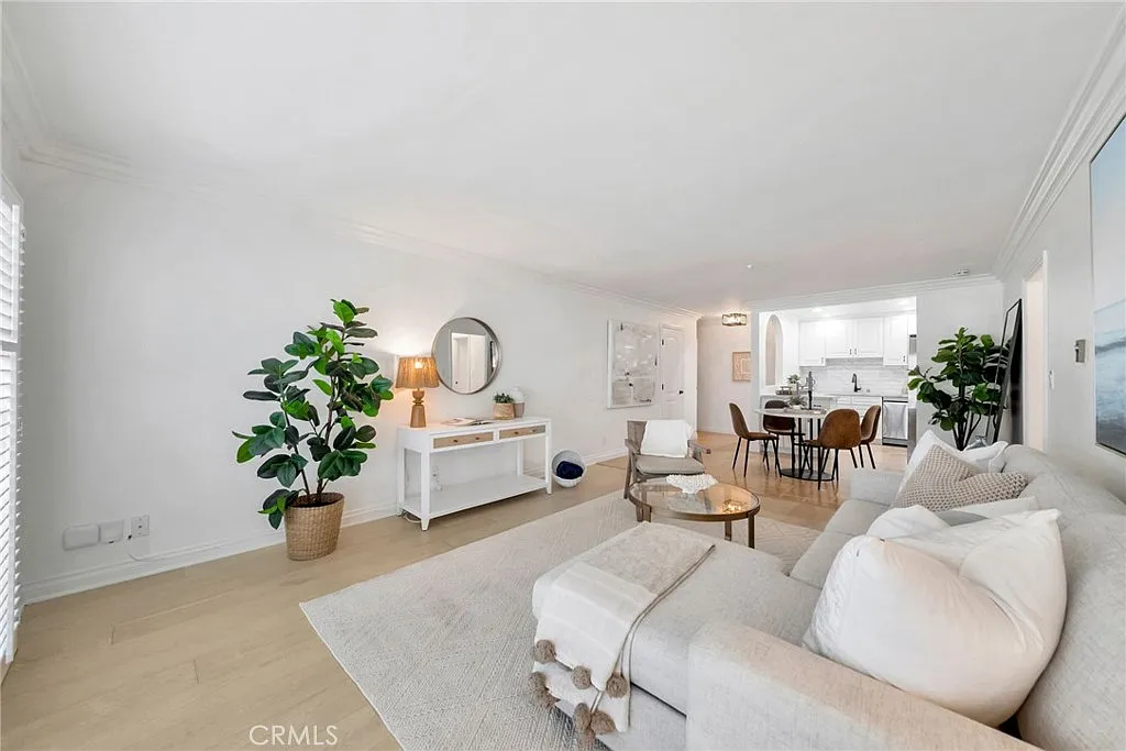 2 bed, 2.5 bath, 920 sqft, $4,100 — Photo 3