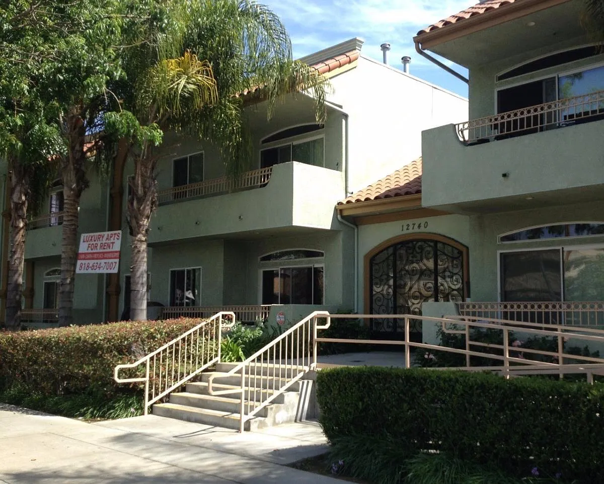 3 bed, 1450 sqft, $3,300 — Photo 2