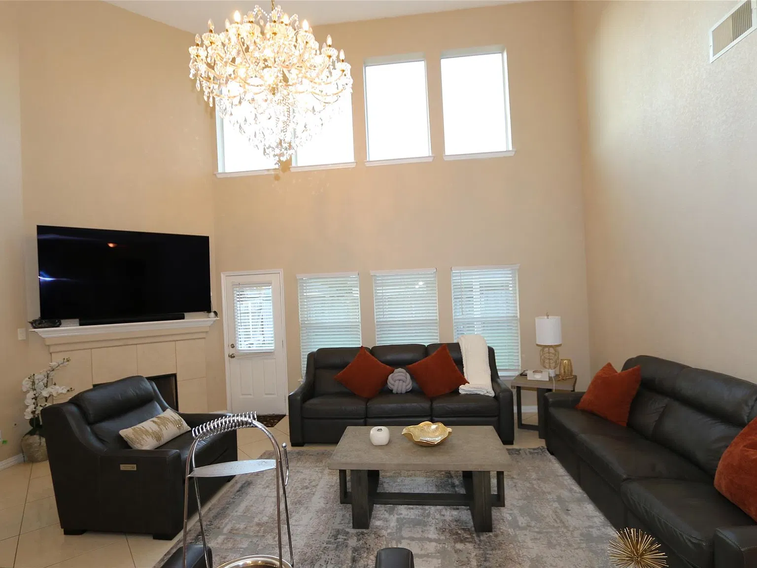4 bed, 2.5 bath, 2559 sqft, $2,150 — Photo 4