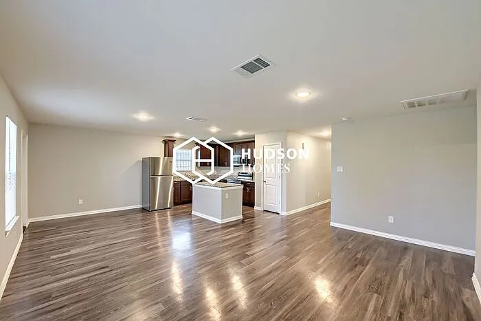3 bed, 2.0 bath, 1298 sqft, $1,575 — Photo 3