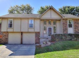 8701 Sarah Ln, Pleasant Valley, MO 64068