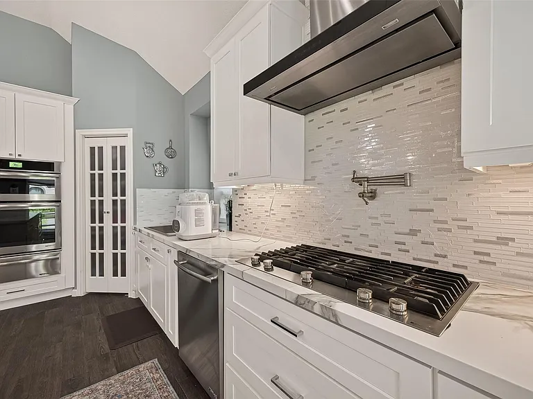 6514 Kings Summit Dr — Photo 18