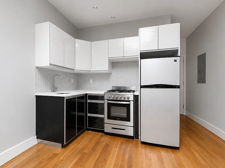 1100 De Kalb Ave #2S — Photo 2