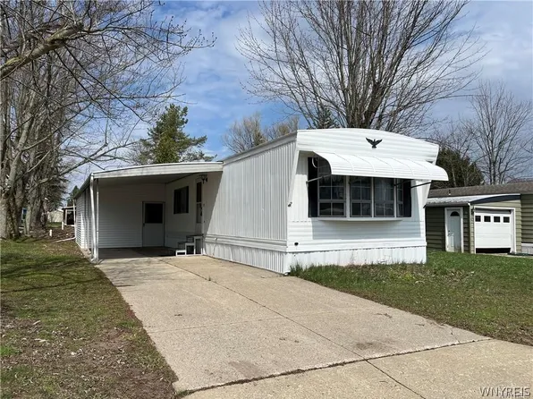 35 Holly St, Akron, NY 14001