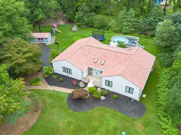 4 Daniel Ln, Kinnelon, NJ 07405