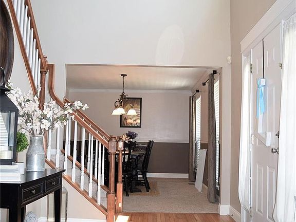 2 story foyer with hardwood floors