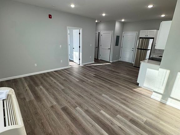 4th image of 22 Seeley St Floor 1
