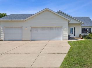 1909 Eastern Star Cir, Sauk Rapids, MN 56379