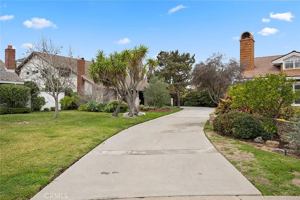 5 bed, 3.5 bath, 5272 sqft, $8,500 — Photo 2