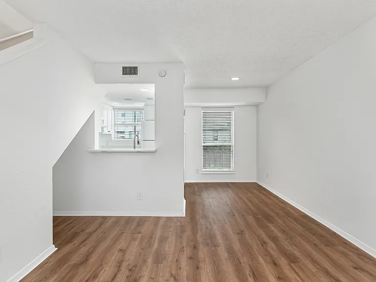 1901 N Fitzhugh Ave #19 — Photo 5