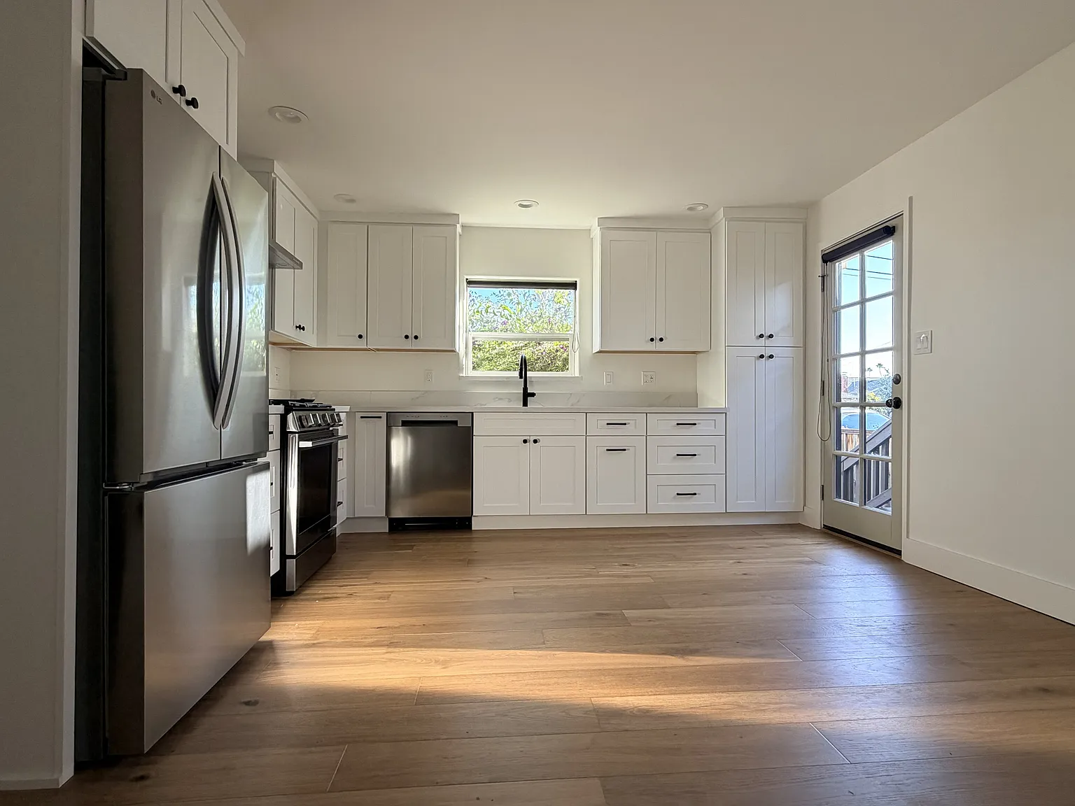 2 bed, 990 sqft, $3,650 — Photo 3