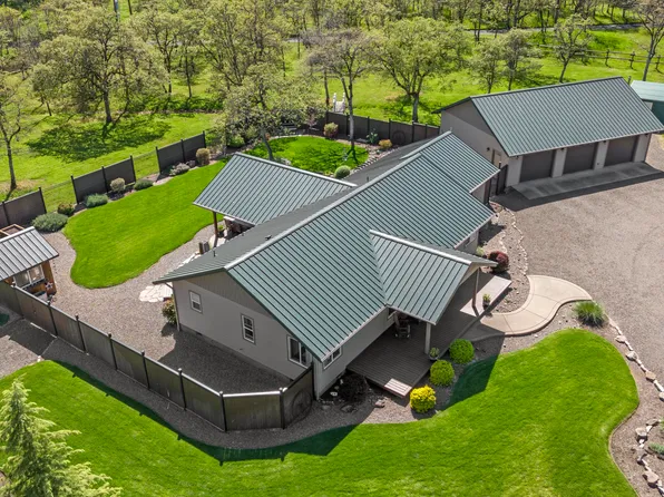 393 Bond Rd, Shady Cove, OR 97539