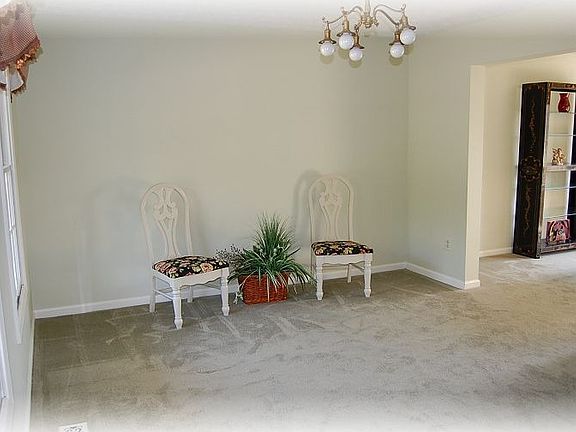 2nd image of 716 Thornwood Dr